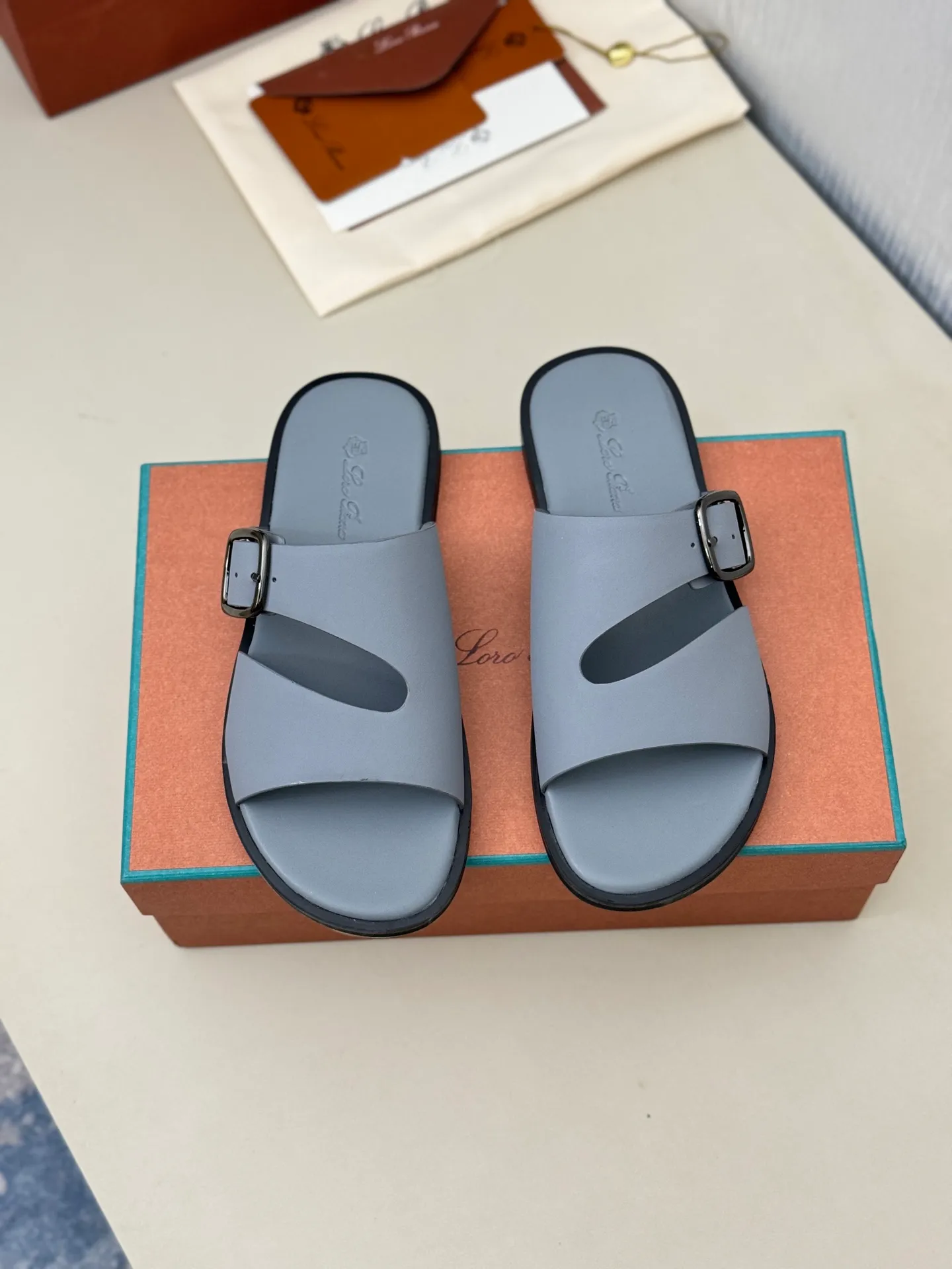 👟👟Ex-factory price 480👟👟 LP Loro Piana*👉Top genuine high-end early spring model👉Buy the original 1:1 copy💯💯💯 Founded the existing Loro Piana company on April 24, 1924. It is now the sixth generation of family business, providing high-quality products to customers who are discerning about taste and quality. ❤️Imported silk calfskin fabric, imported grade A sweat-absorbent and breathable lining 💯💯💯 Purely handmade 💯Authentic packaging Original one-to-one molded outsole The favorite sandals of Middle Eastern tycoons Code number: 38-46 (38, 45, 46 customized)